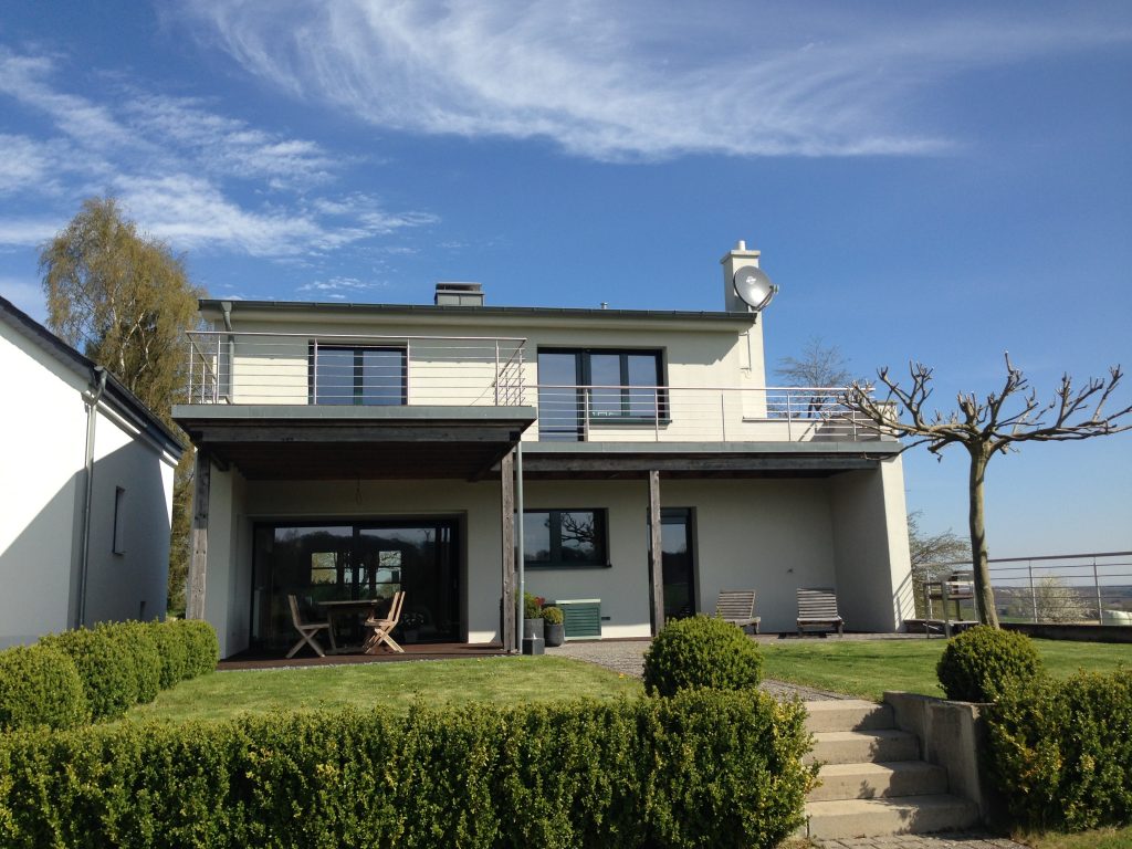 Modern saniertes Einfamilienhaus mit Balkon, Terrasse und Garten.